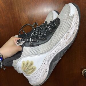 Under Armour Curry Basketball Shoes Gray/Black – / Men’s 13 (Used)